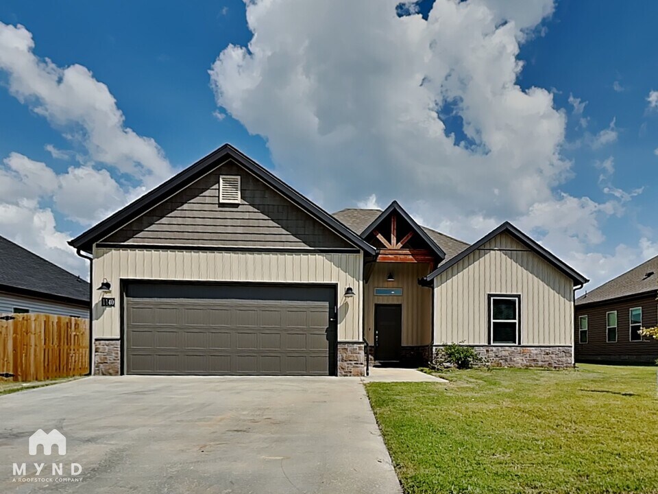 1140 Sunshine Ct in Centerton, AR - Building Photo