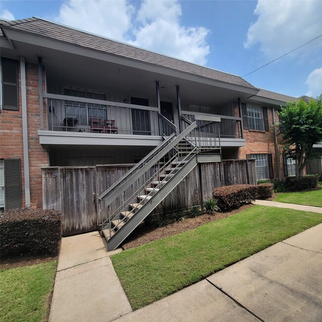 1223 Augusta Dr in Houston, TX - Building Photo - Building Photo