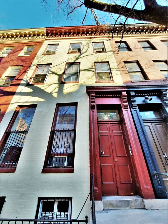 12 E Read St in Baltimore, MD - Building Photo