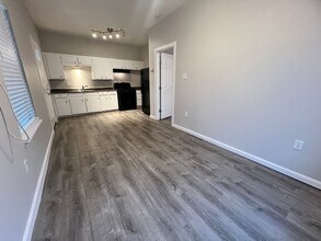321 N Chupaderas St in San Antonio, TX - Building Photo - Building Photo