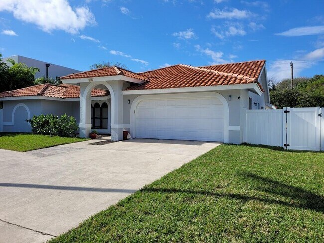 875 NW 4th Ave in Boca Raton, FL - Foto de edificio - Building Photo
