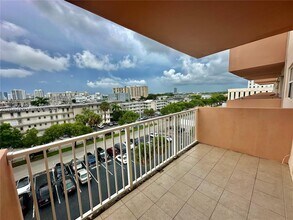 2200 E Hallandale Beach Blvd in Hallandale Beach, FL - Foto de edificio - Building Photo
