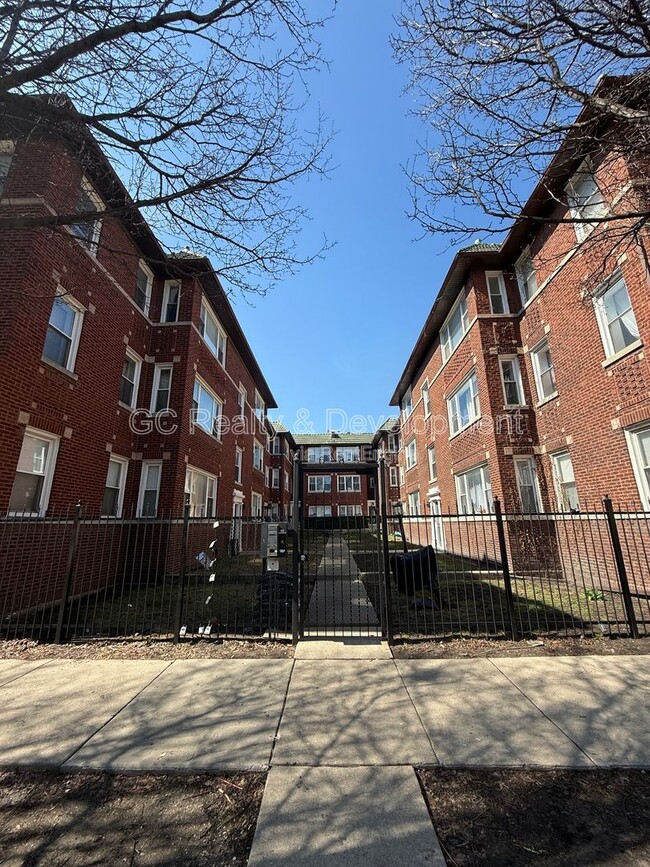 property at 4652 N St Louis Ave