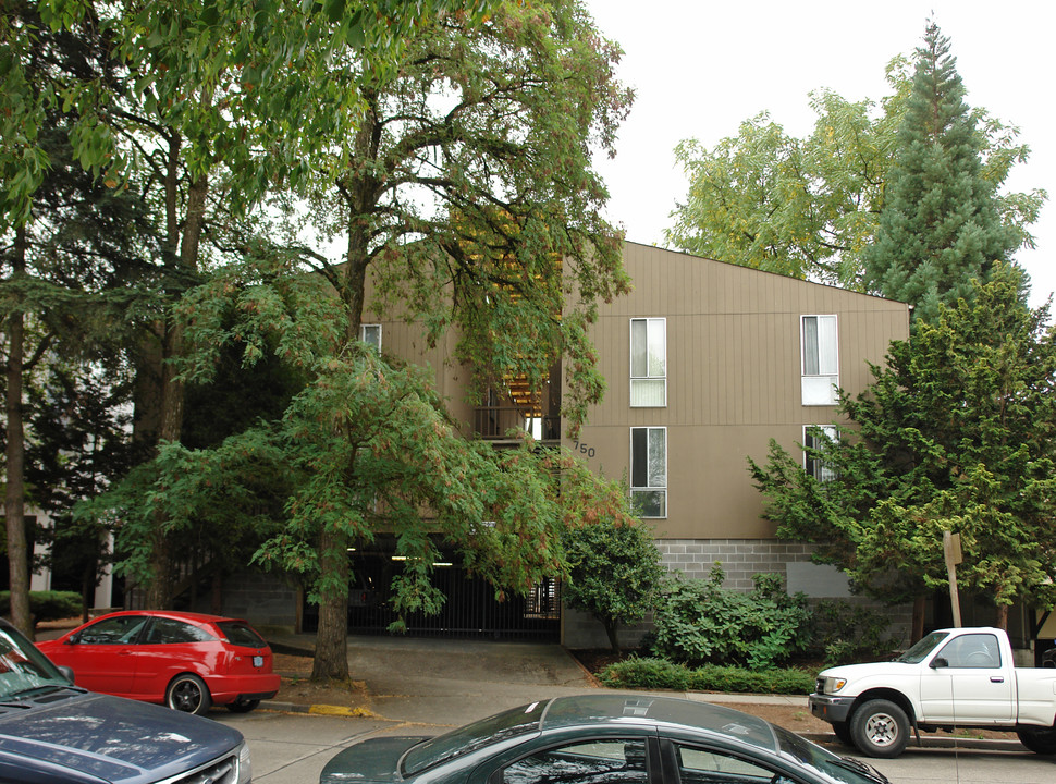 750 E 15th Ave in Eugene, OR - Building Photo