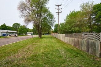 1353 15th Ave S in St. Cloud, MN - Foto de edificio - Building Photo