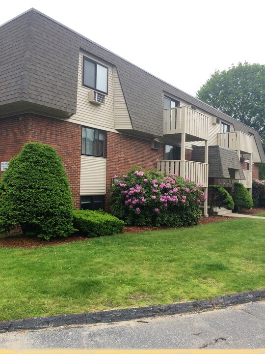 Brook Village East in Marlborough, MA - Foto de edificio
