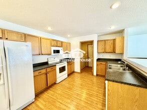 2011 E 1st Ave in Indianola, IA - Foto de edificio - Building Photo