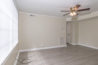 1700 N Elm St in Greensboro, NC - Building Photo - Building Photo