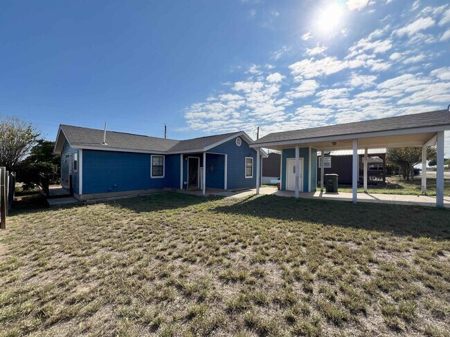 2128 Retama Dr in Zapata, TX - Building Photo - Building Photo