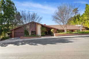 3713 Dellvale Pl, Unit 504 in Los Angeles, CA - Building Photo