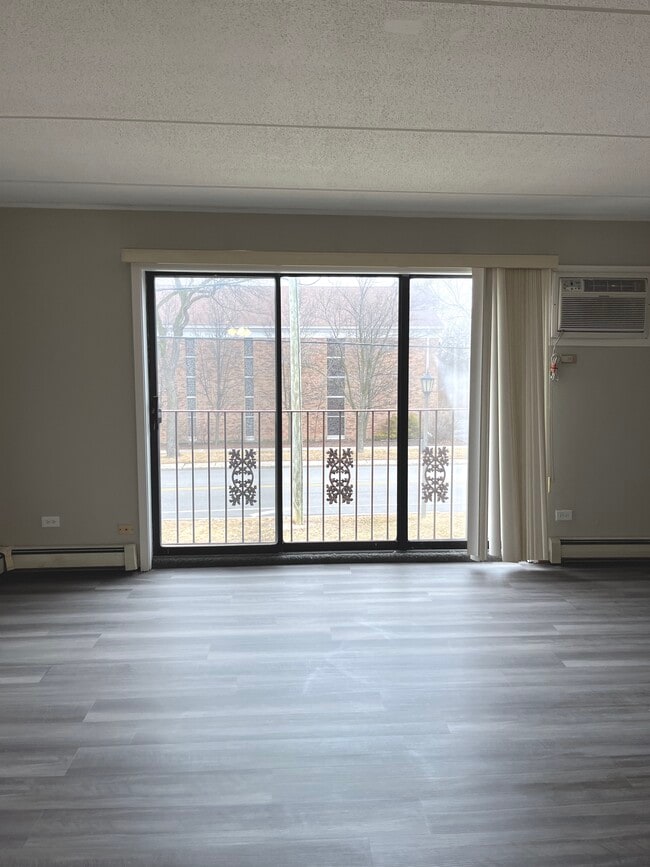 15 E Maple St, Unit AD in Lombard, IL - Building Photo - Building Photo