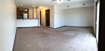 1910 Wrigley St, Unit 1910 in Ely, IA - Foto de edificio - Building Photo