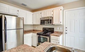 Mercedes Court Apartments in Mercedes, TX - Foto de edificio - Building Photo