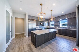 5837 Village Dr in Los Angeles, CA - Building Photo - Building Photo