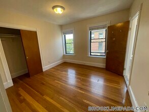 12 Dean Rd, Unit 3A in Brookline, MA - Building Photo - Building Photo