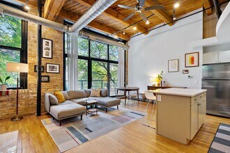 2210 W Wabansia Ave in Chicago, IL - Building Photo - Building Photo