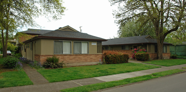 College Court Apartments in Corvallis, OR - Building Photo - Building Photo