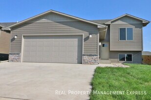 Beautiful 4 bedroom home with fenced in backyard! in Sioux Falls, SD - Building Photo