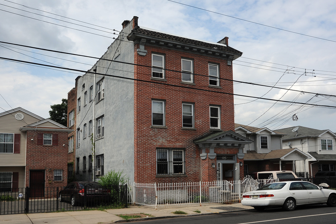 699 S 19th St in Newark, NJ - Building Photo