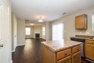 1742 Eastway Dr in Dallas, NC - Building Photo - Building Photo