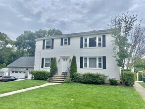 22 Laurel Ln in Lincoln, RI - Foto de edificio - Building Photo
