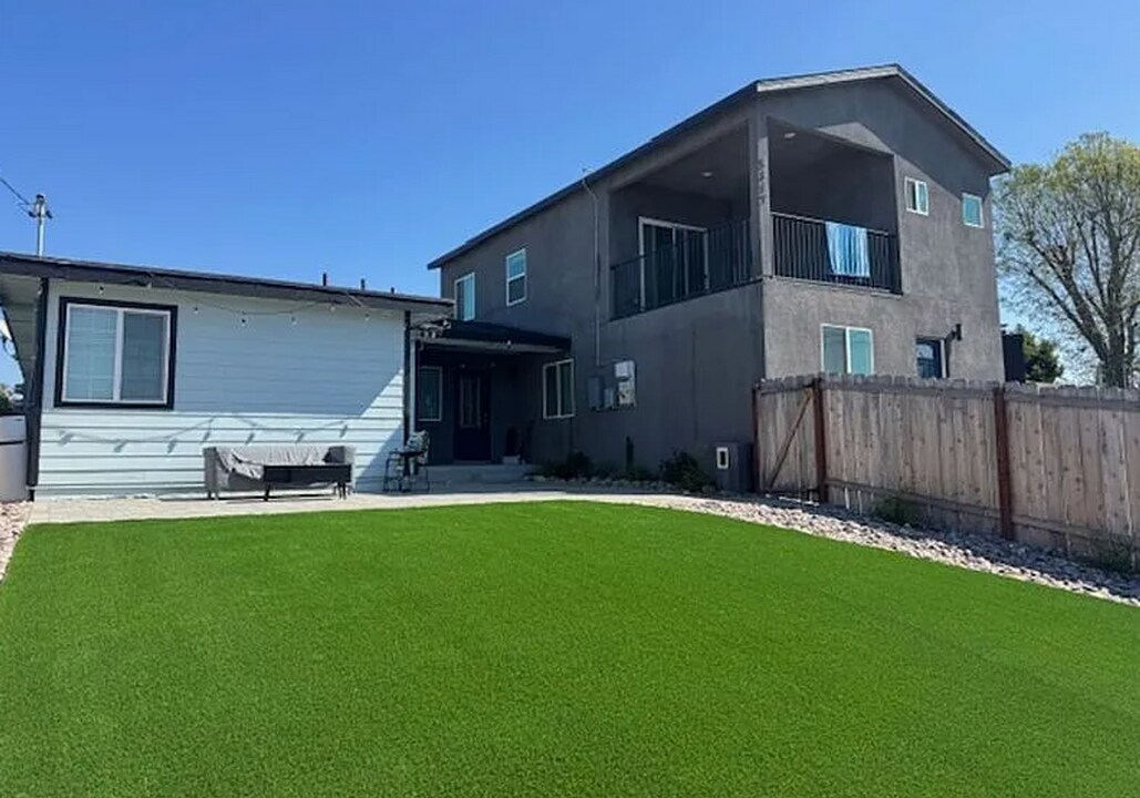 5317-5319 W Falls View Dr in San Diego, CA - Building Photo