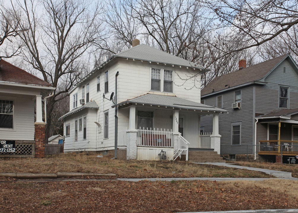 1807 SW Lincoln St in Topeka, KS - Foto de edificio