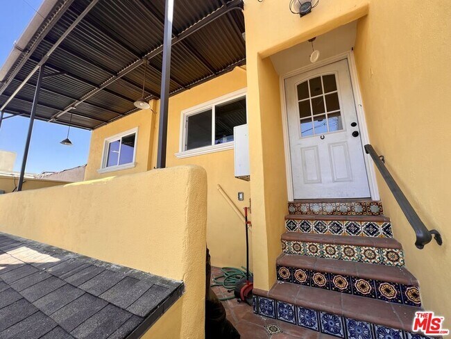 property at 2737 S Robertson Blvd