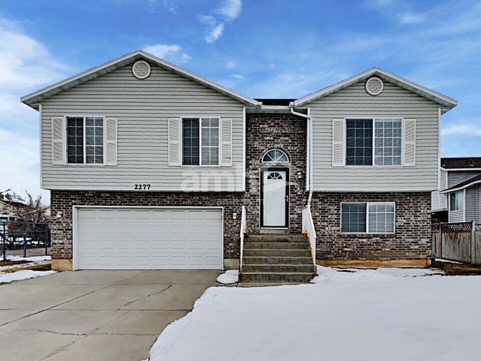 2277 W 2300 N in Clinton, UT - Foto de edificio