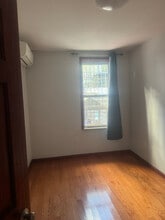 43-18 58th St in Queens, NY - Foto de edificio - Building Photo