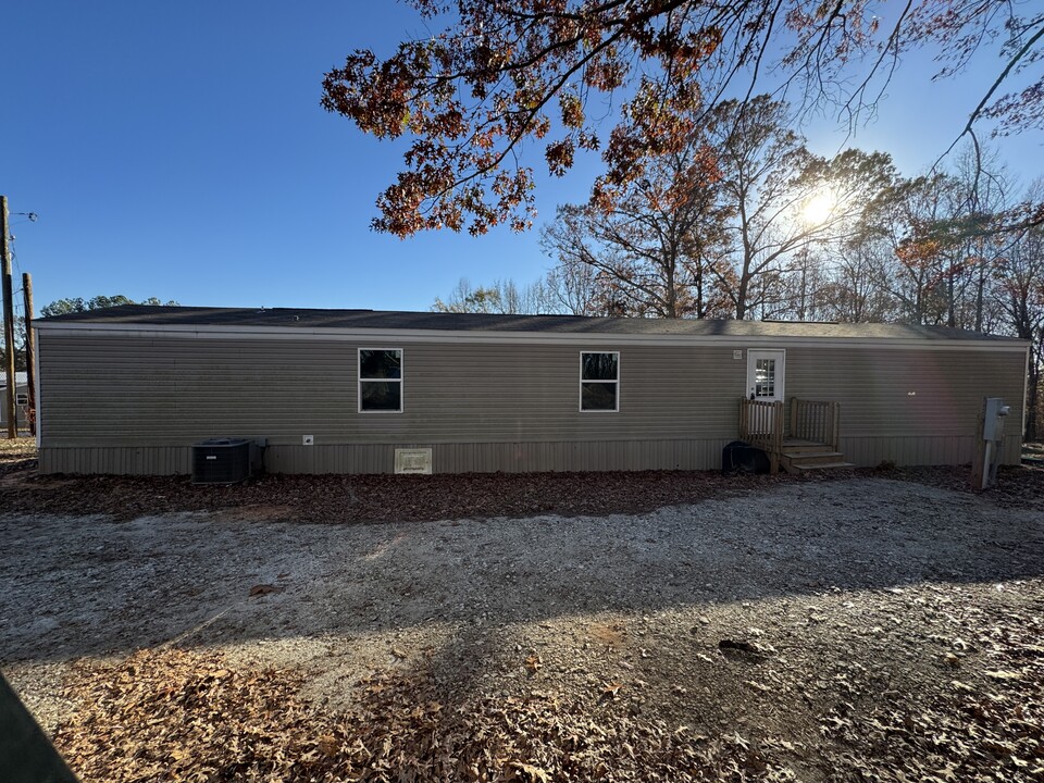 126 Lodge Rd in Pendleton, SC - Building Photo