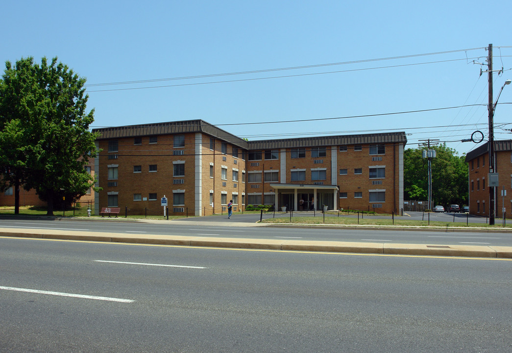 Montgomery House in Gaithersburg, MD - Foto de edificio