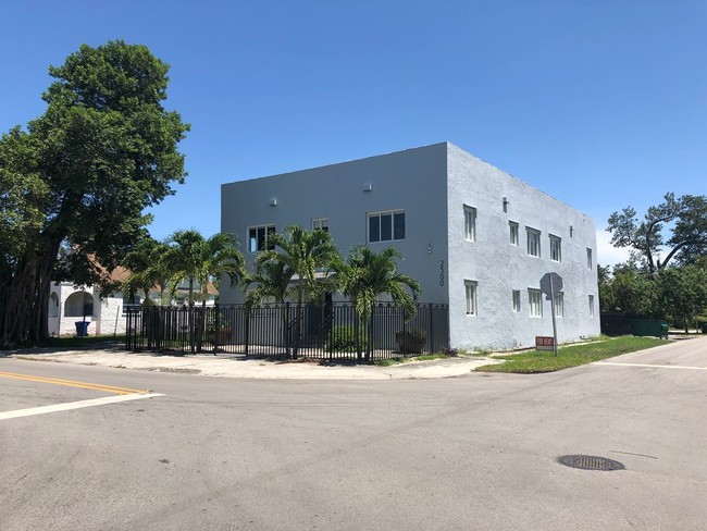 2500 NE 192nd St in Miami, FL - Building Photo - Primary Photo