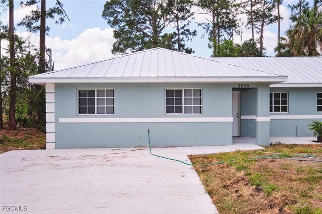 3825 Hollycrest St in Ft. Myers, FL - Building Photo - Building Photo