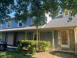1404 Queensgreen Cir in Naperville, IL - Foto de edificio - Building Photo