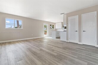 2845 SW 24th St-Unit -2 in Miami, FL - Building Photo - Building Photo