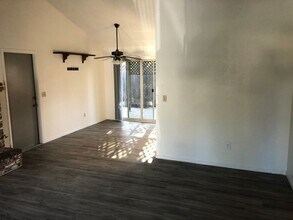 1423 W Walnut Ave in Visalia, CA - Building Photo - Building Photo
