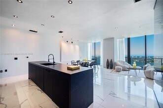 650 NE 32nd St, Unit UPH5302 in Miami, FL - Building Photo - Building Photo