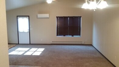 356 Little Rock Ct in Bismarck, ND - Building Photo - Building Photo