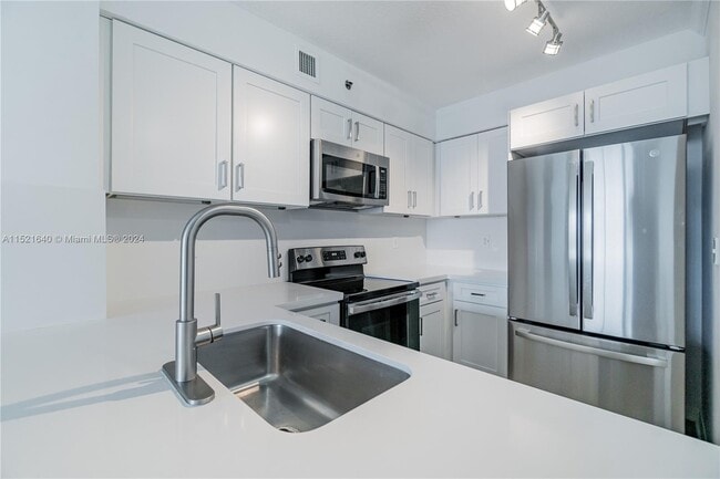 2665 SW 37th Ave, Unit 908 in Miami, FL - Foto de edificio - Building Photo
