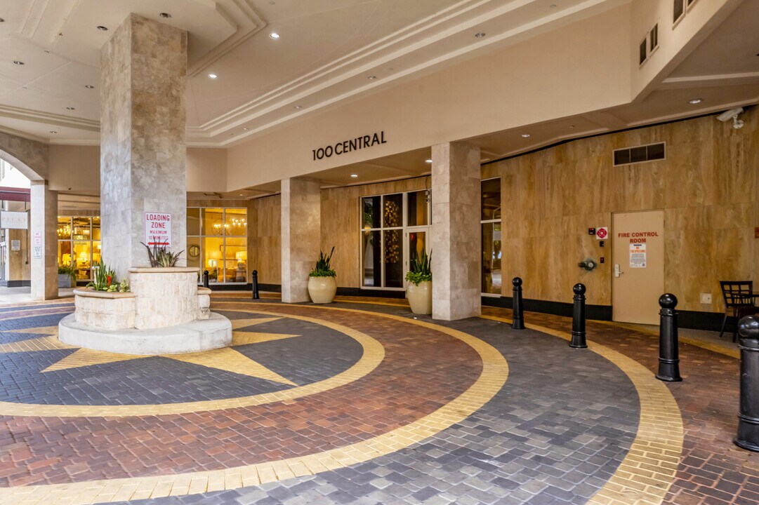 One Hundred Central in Sarasota, FL - Building Photo