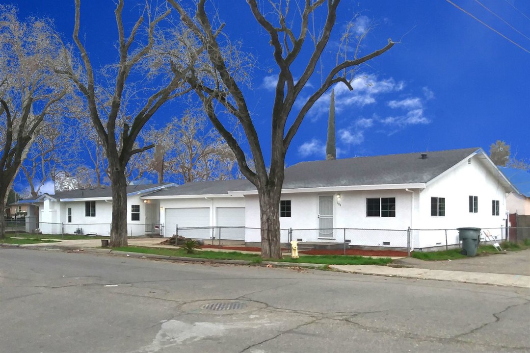 302 Ruberto St in Modesto, CA - Building Photo