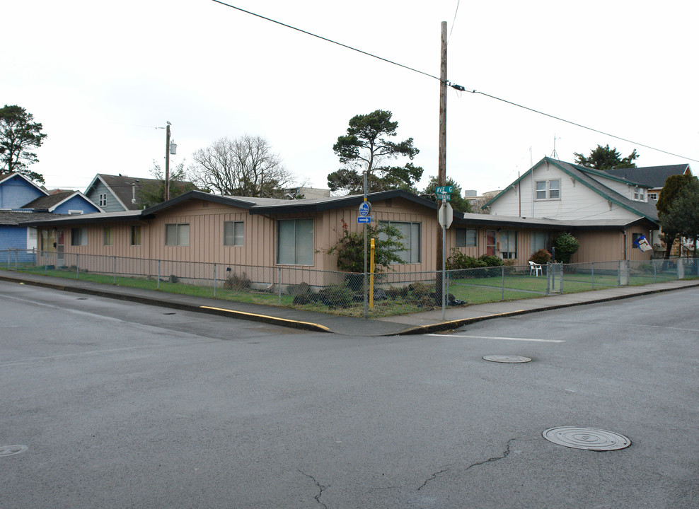 660-680 S Downing St in Seaside, OR - Building Photo