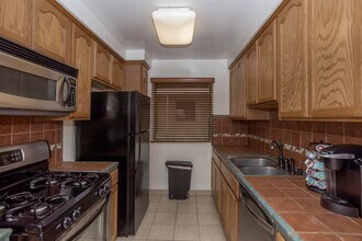 1009 N Croft Ave in Los Angeles, CA - Foto de edificio - Interior Photo