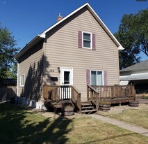 709 N Rowley St in Mitchell, SD - Building Photo