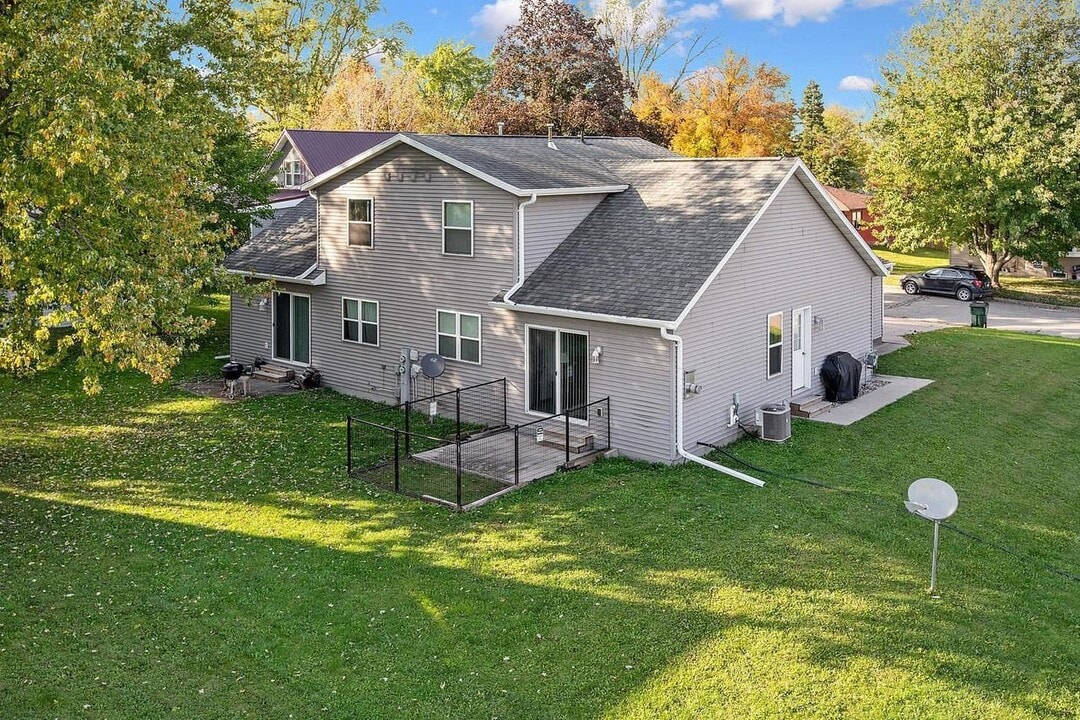 634 E Quincy St in New London, WI - Building Photo