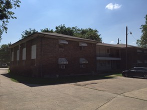 1201 N Elm St in Lancaster, TX - Foto de edificio - Building Photo