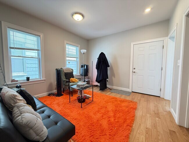 73 Newbury St, Unit 2 in Somerville, MA - Building Photo - Building Photo