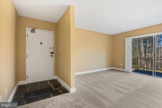 4106 Mangalore Dr, Unit 401 in Annandale, VA - Building Photo - Building Photo