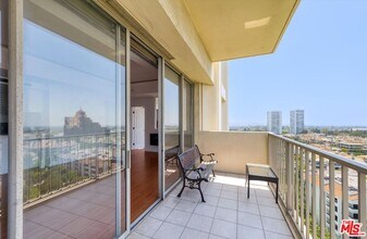 2170 W Century Dr in Los Angeles, CA - Building Photo - Building Photo